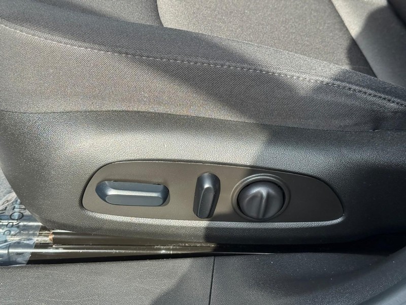 Chevrolet Malibu Vehicle Full-screen Gallery Image 16