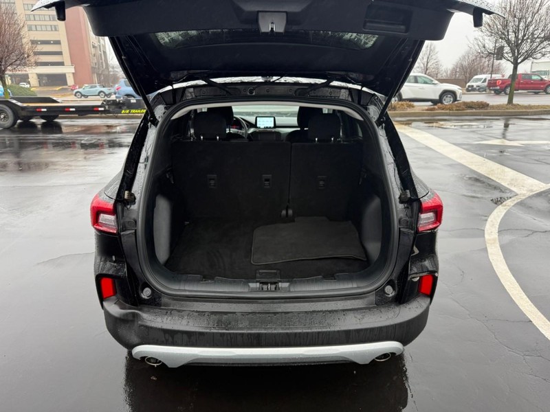 Ford Escape Vehicle Full-screen Gallery Image 5