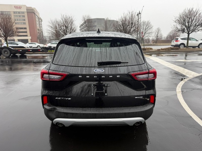 Ford Escape Vehicle Full-screen Gallery Image 6