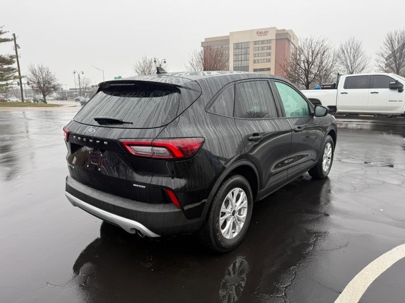 Ford Escape Vehicle Full-screen Gallery Image 7
