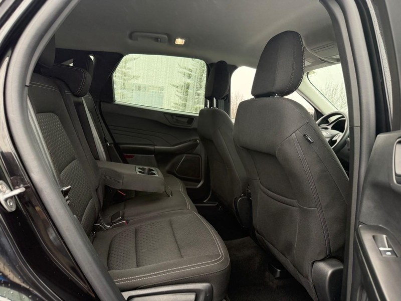 Ford Escape Vehicle Full-screen Gallery Image 10