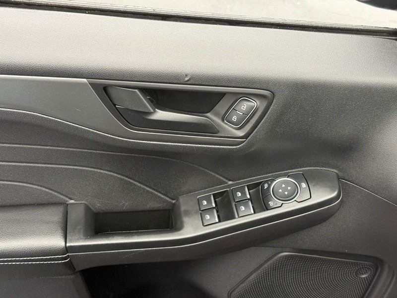 Ford Escape Vehicle Full-screen Gallery Image 16