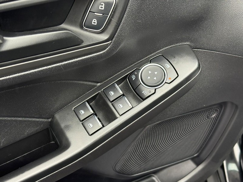 Ford Escape Vehicle Full-screen Gallery Image 17