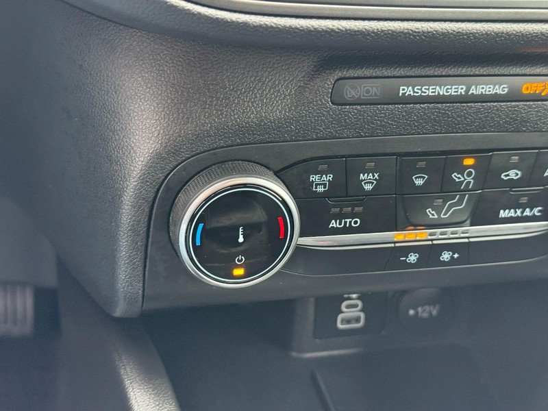 Ford Escape Vehicle Full-screen Gallery Image 23