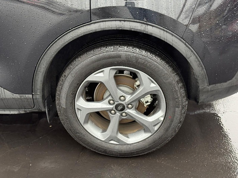 Ford Escape Vehicle Full-screen Gallery Image 4