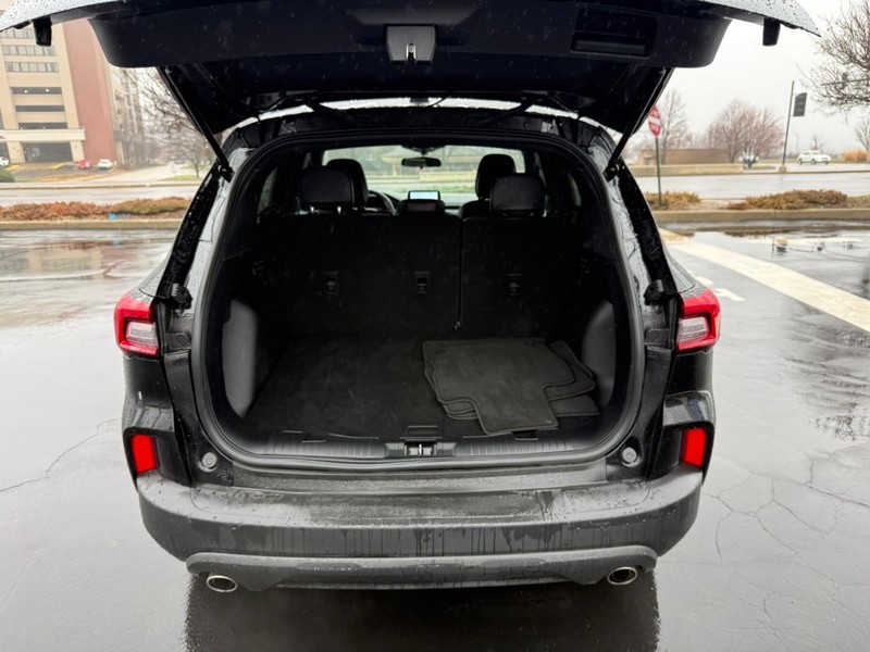 Ford Escape Vehicle Full-screen Gallery Image 6