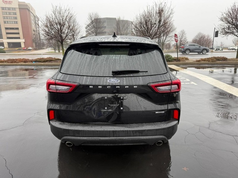 Ford Escape Vehicle Full-screen Gallery Image 7