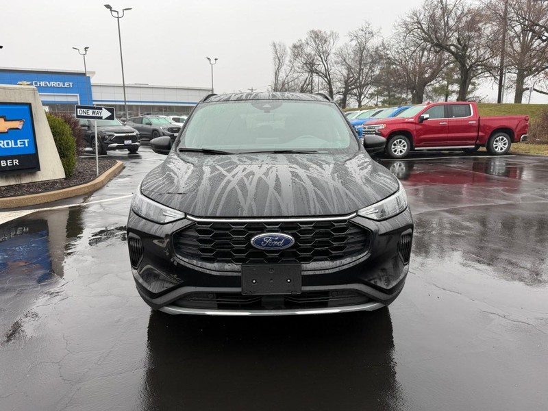 Ford Escape Vehicle Full-screen Gallery Image 10