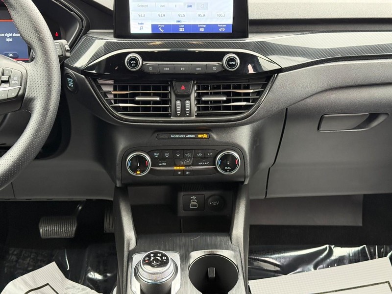 Ford Escape Vehicle Full-screen Gallery Image 15