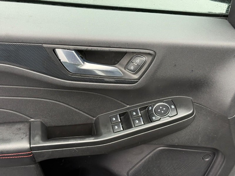 Ford Escape Vehicle Full-screen Gallery Image 17