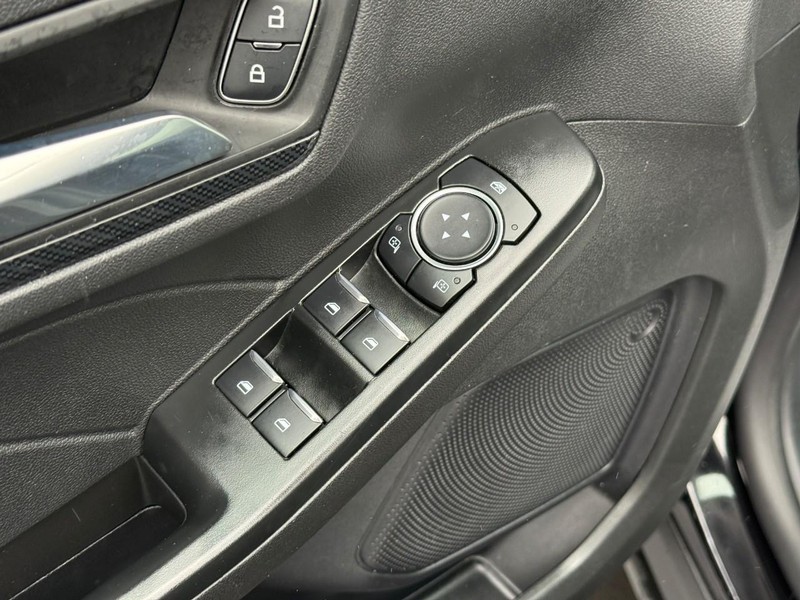 Ford Escape Vehicle Full-screen Gallery Image 18