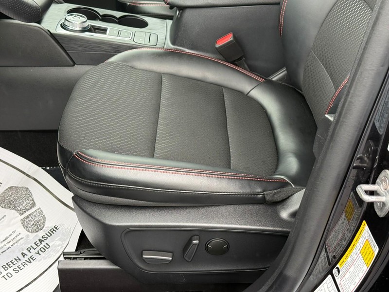 Ford Escape Vehicle Full-screen Gallery Image 19