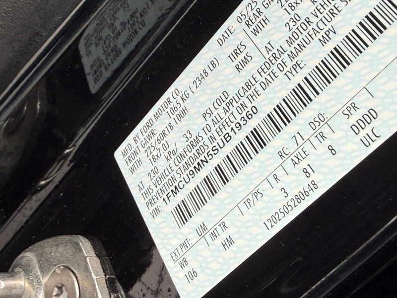 Ford Escape Vehicle Full-screen Gallery Image 27