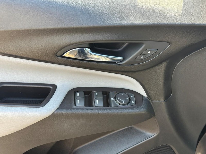 Chevrolet Equinox Vehicle Full-screen Gallery Image 16