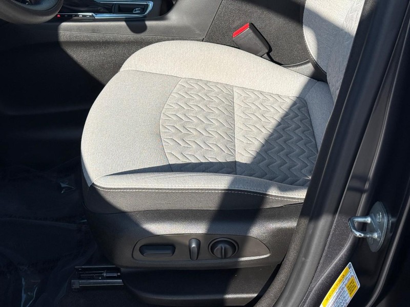 Chevrolet Equinox Vehicle Full-screen Gallery Image 17