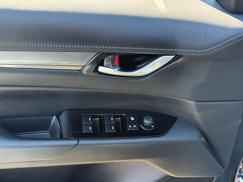 Mazda CX-5 Vehicle Full-screen Gallery Image 17