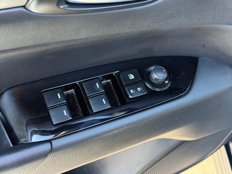 Mazda CX-5 Vehicle Full-screen Gallery Image 18