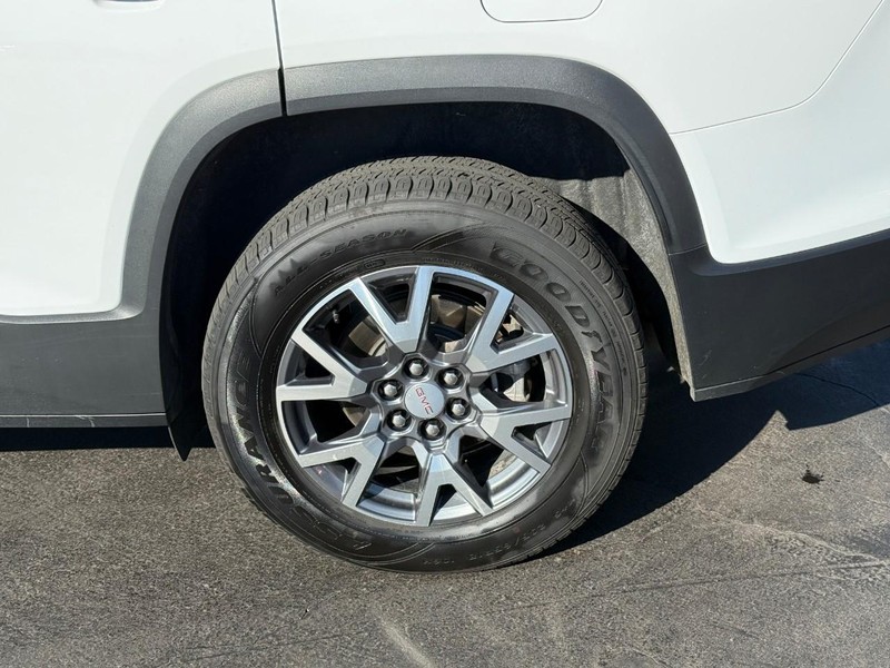 GMC Acadia Vehicle Full-screen Gallery Image 4