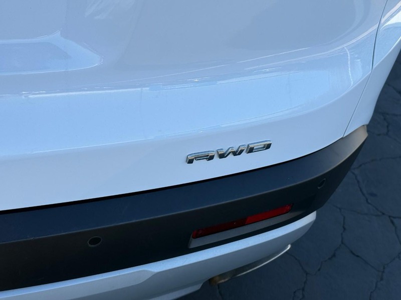 GMC Acadia Vehicle Full-screen Gallery Image 5