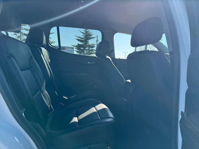 GMC Acadia Vehicle Full-screen Gallery Image 11