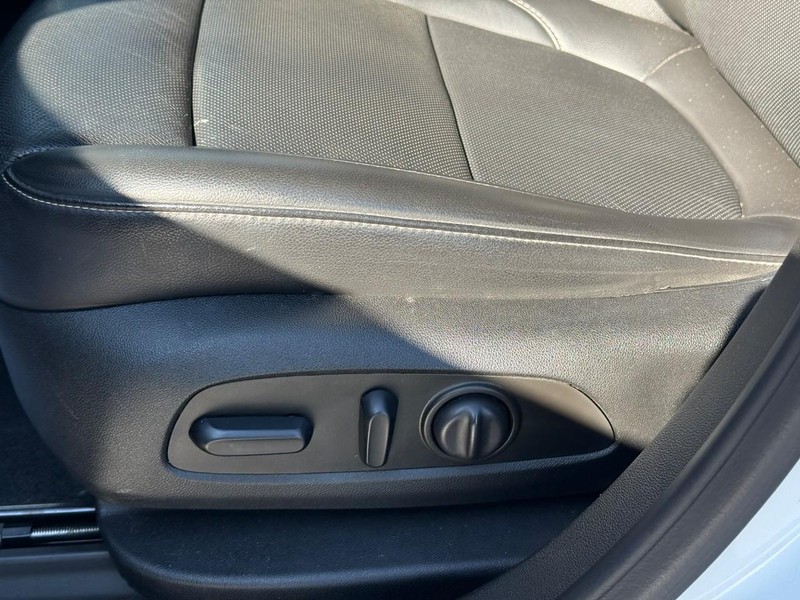 GMC Acadia Vehicle Full-screen Gallery Image 20