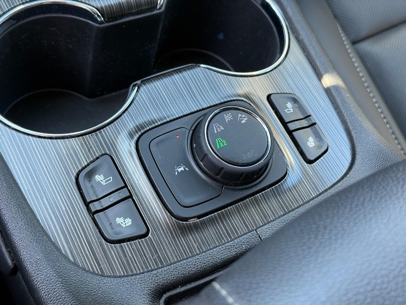 GMC Acadia Vehicle Full-screen Gallery Image 24