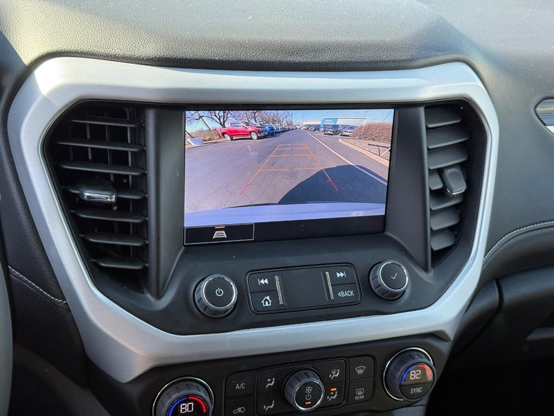 GMC Acadia Vehicle Full-screen Gallery Image 26