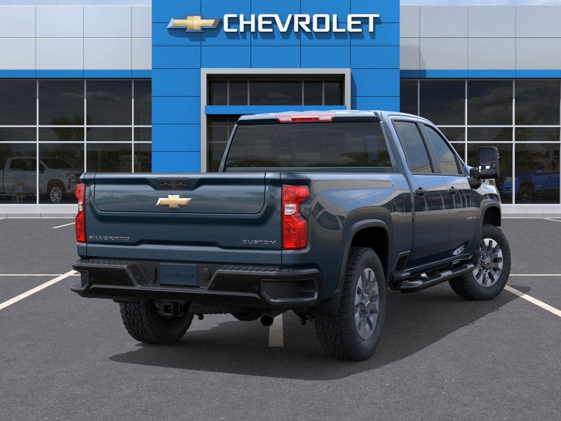 Chevrolet Silverado 2500HD Vehicle Full-screen Gallery Image 4
