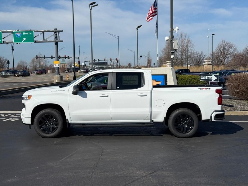 Chevrolet Silverado 1500 Vehicle Full-screen Gallery Image 2