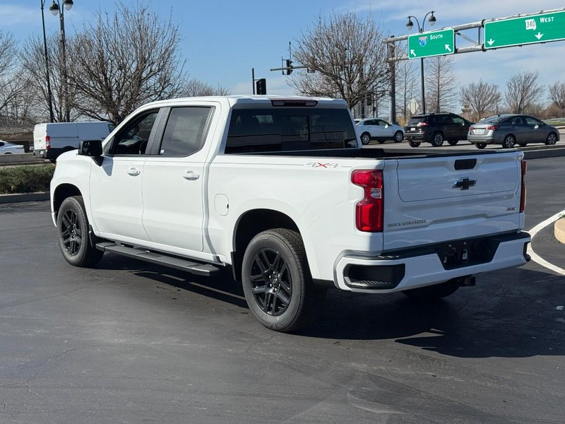 Chevrolet Silverado 1500 Vehicle Full-screen Gallery Image 3