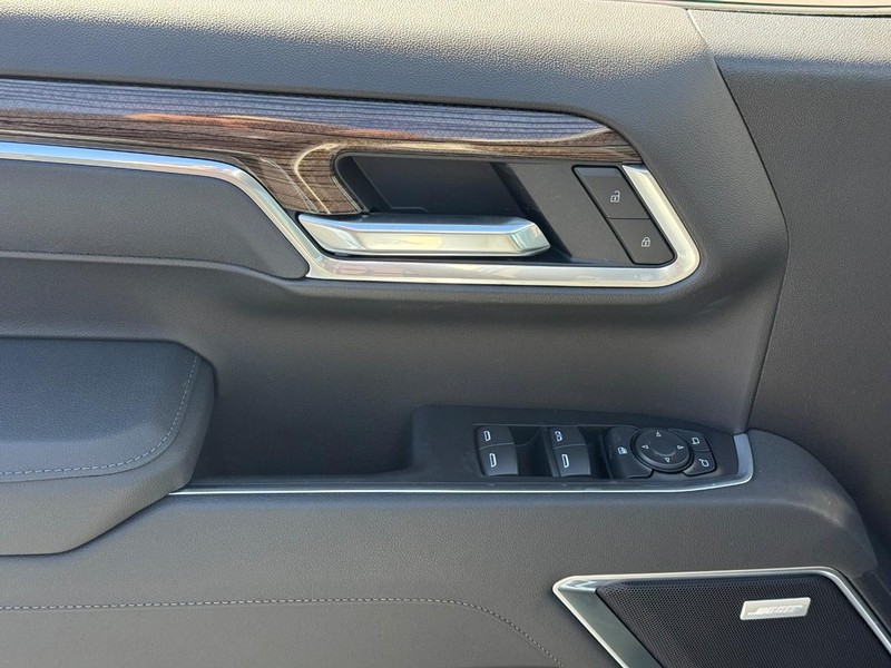 Chevrolet Silverado 1500 Vehicle Full-screen Gallery Image 11