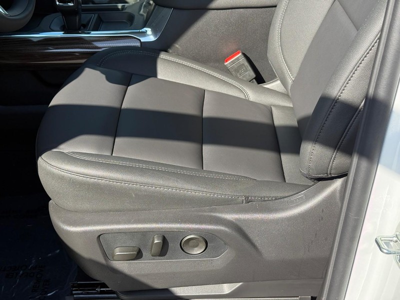 Chevrolet Silverado 1500 Vehicle Full-screen Gallery Image 12