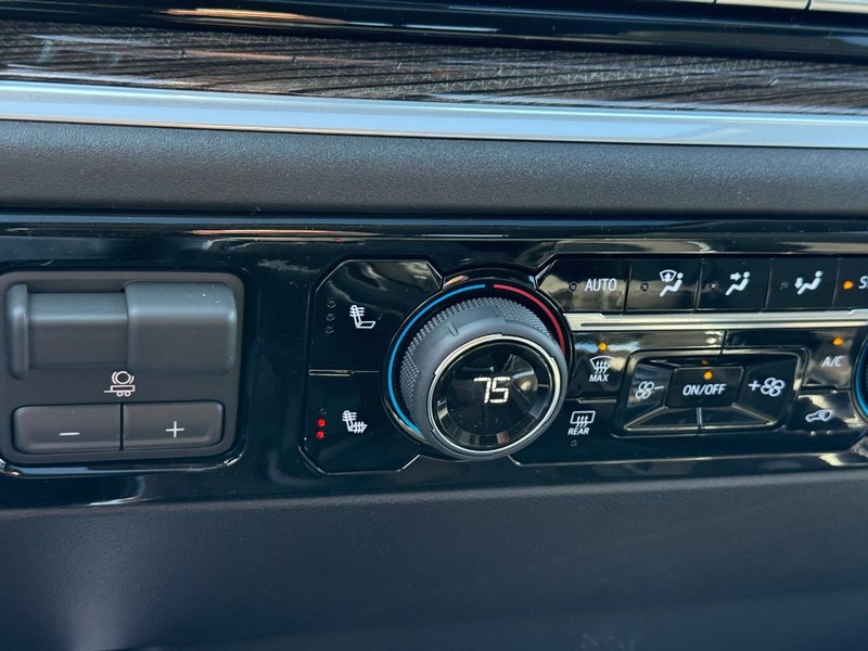 Chevrolet Silverado 1500 Vehicle Full-screen Gallery Image 17