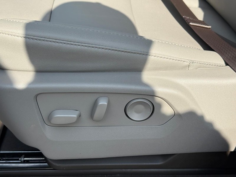 Chevrolet Silverado 1500 Vehicle Full-screen Gallery Image 12