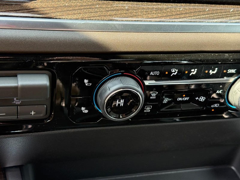 Chevrolet Silverado 1500 Vehicle Full-screen Gallery Image 17