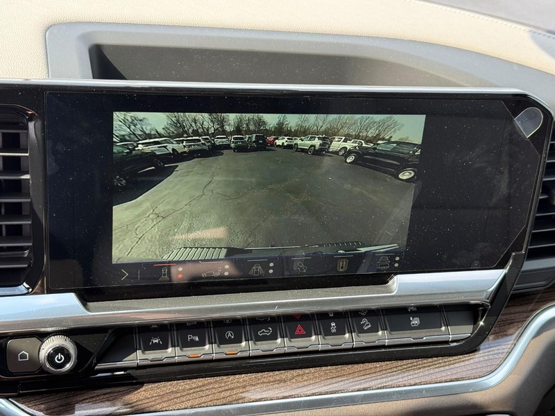 Chevrolet Silverado 1500 Vehicle Full-screen Gallery Image 18