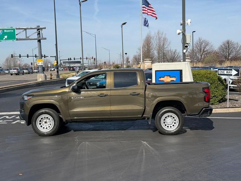 Chevrolet Colorado Vehicle Full-screen Gallery Image 2