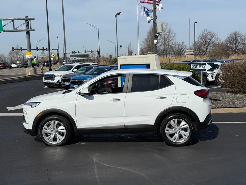 Buick Encore GX Vehicle Full-screen Gallery Image 2