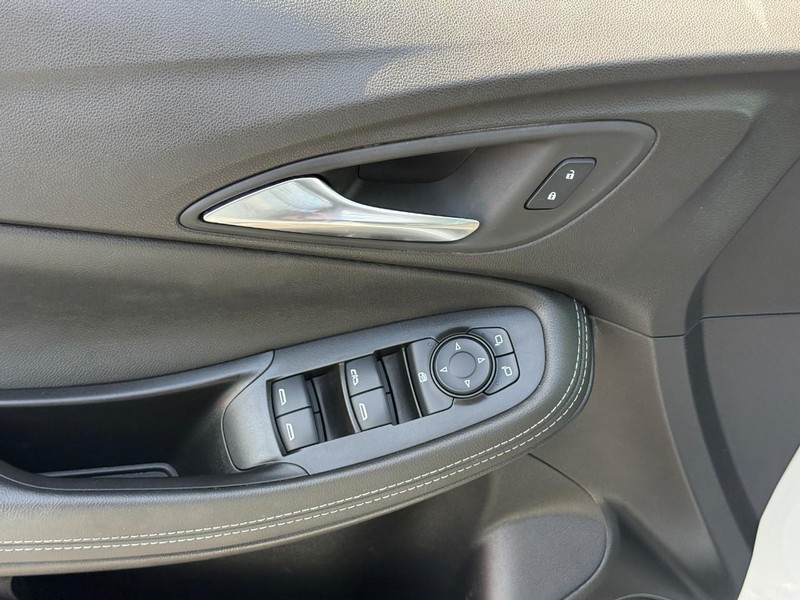 Buick Encore GX Vehicle Full-screen Gallery Image 16