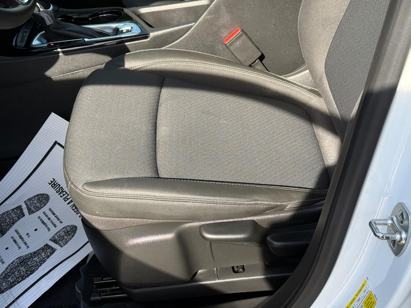 Buick Encore GX Vehicle Full-screen Gallery Image 17