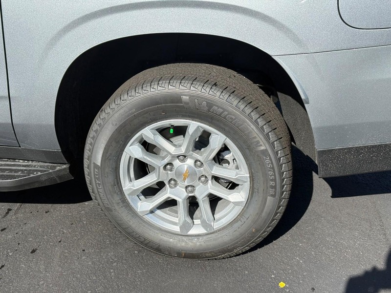 Chevrolet Suburban Vehicle Full-screen Gallery Image 4