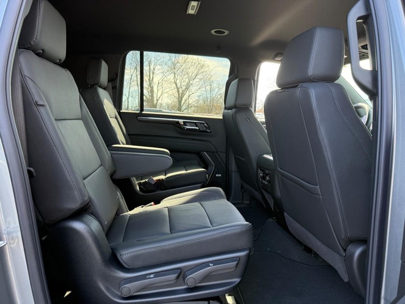 Chevrolet Suburban Vehicle Full-screen Gallery Image 5