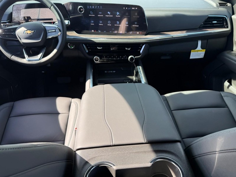 Chevrolet Suburban Vehicle Full-screen Gallery Image 7