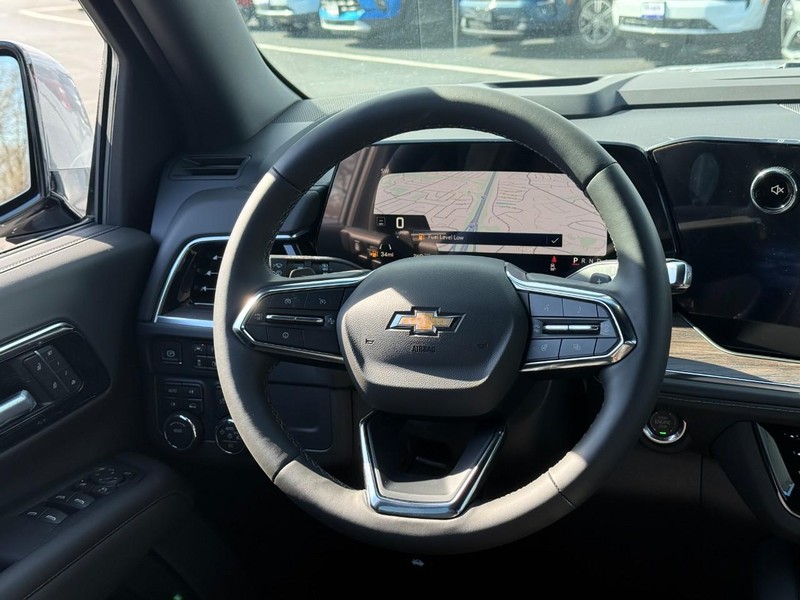 Chevrolet Suburban Vehicle Full-screen Gallery Image 8