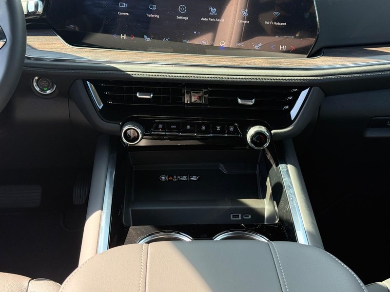 Chevrolet Suburban Vehicle Full-screen Gallery Image 10