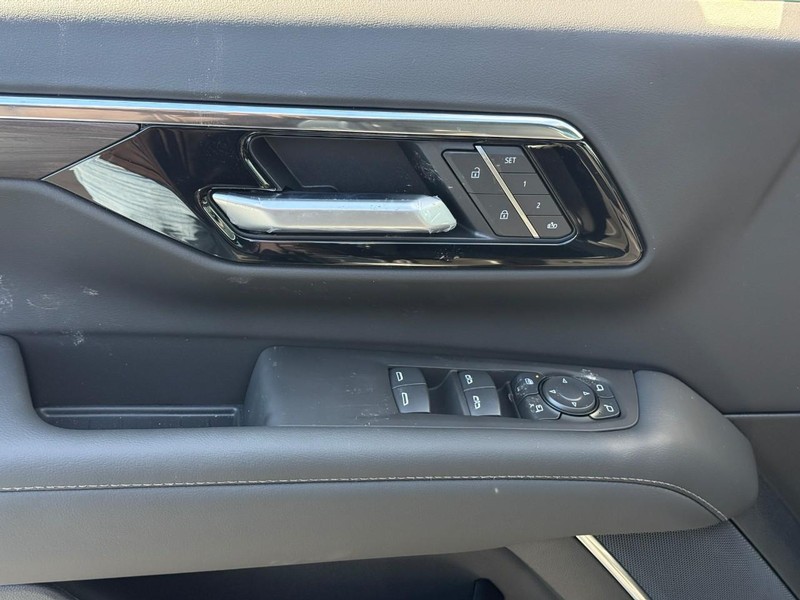 Chevrolet Suburban Vehicle Full-screen Gallery Image 11