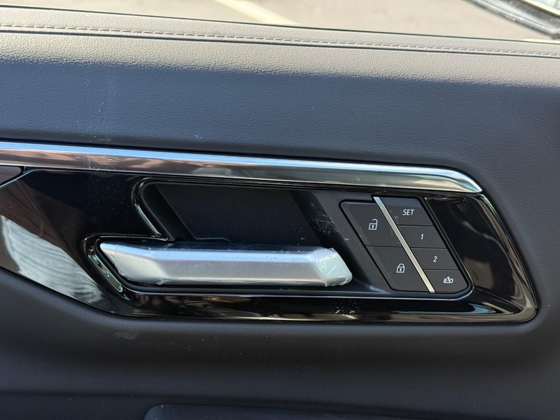 Chevrolet Suburban Vehicle Full-screen Gallery Image 12