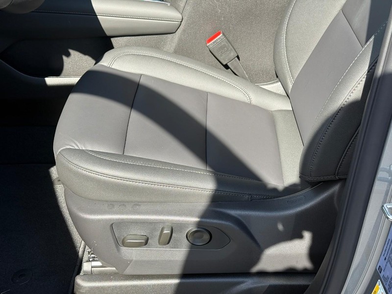 Chevrolet Suburban Vehicle Full-screen Gallery Image 13