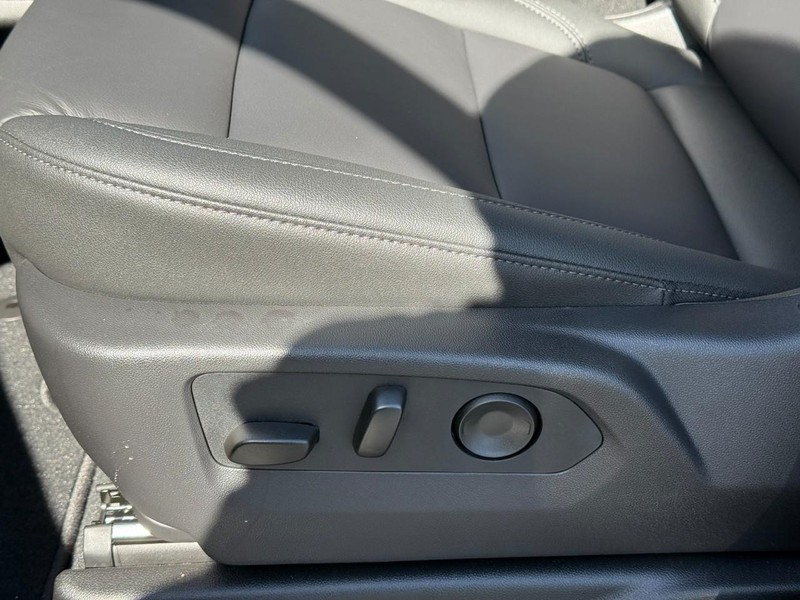 Chevrolet Suburban Vehicle Full-screen Gallery Image 14