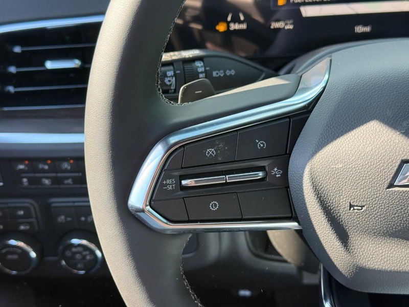 Chevrolet Suburban Vehicle Full-screen Gallery Image 15